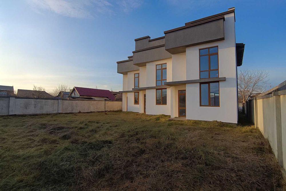 Продаж Таунхауса площею 90 м2 з великою земельною ділянкою.