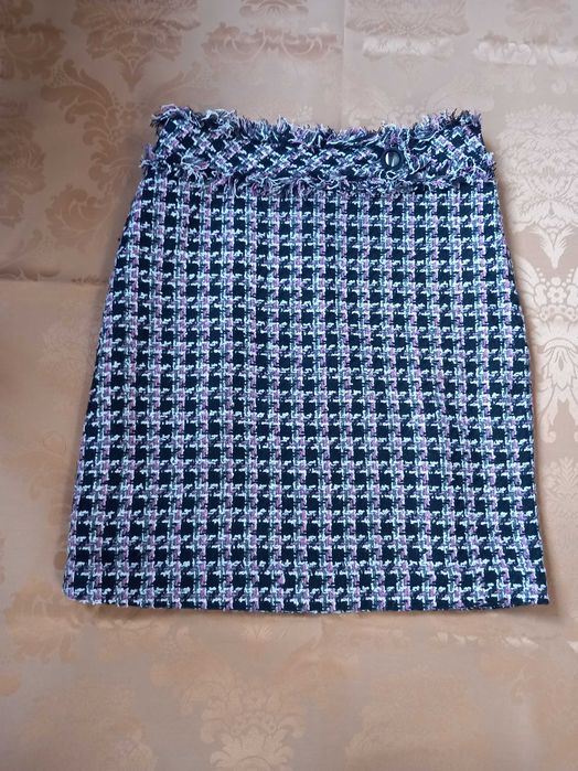 Saia tweed em preto, branco, rosa e cinza