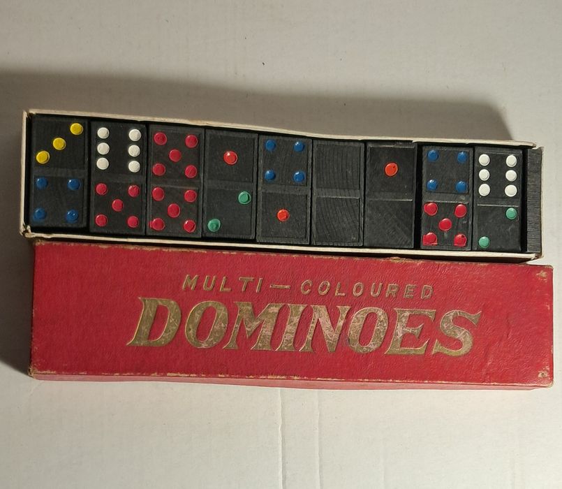 Доміно зроблено з дерева