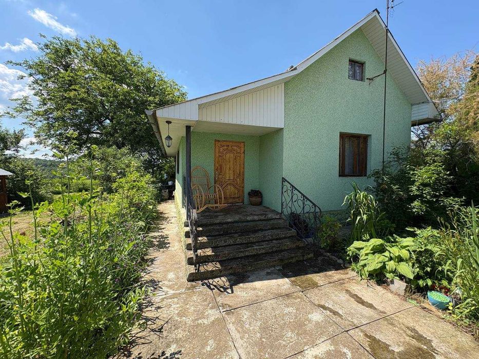 15км від центра чернівців Продам домоволодіння з двома житловими будинками на 50 сотках землі  Чернівецька область, Чернівецький район, с. Кут