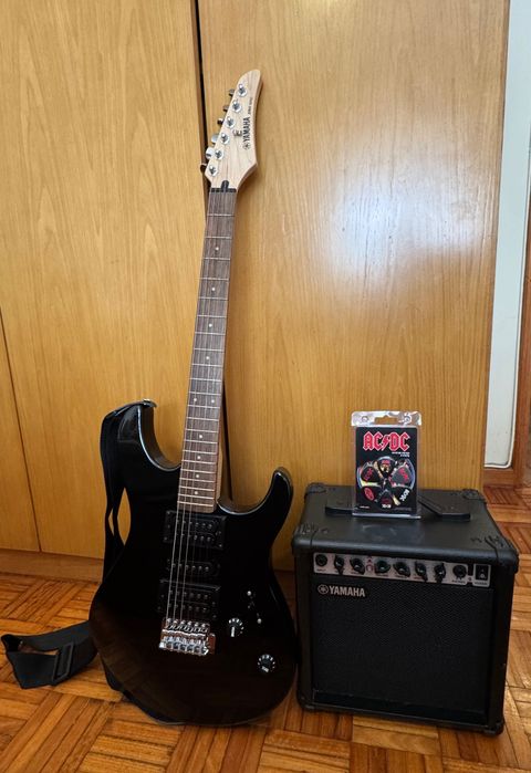 Guitarra elétrica Yamaha ERG 121C+ amplificador