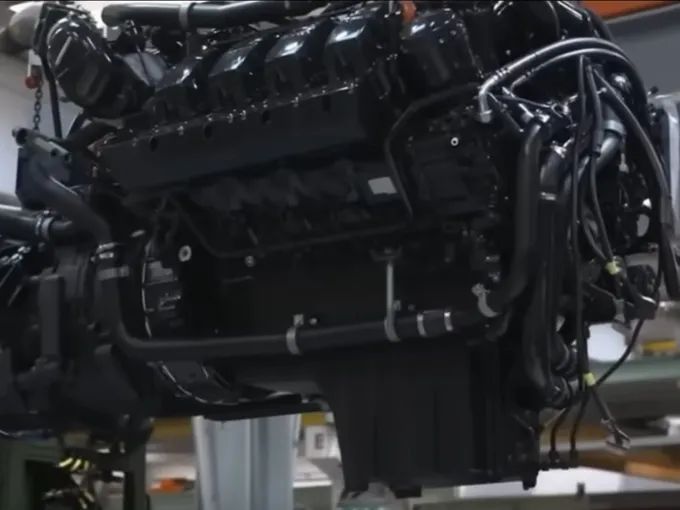 Motor MAN V8 e Caixa de Velocidades