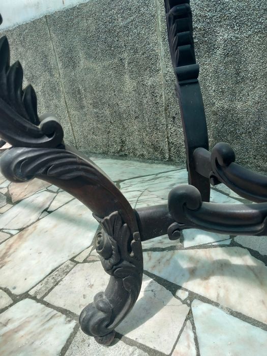 Mesa antiga com tampo de mármore