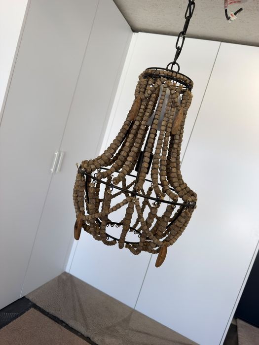 Piękna lampa z drewnianych koralików w stylu Boho