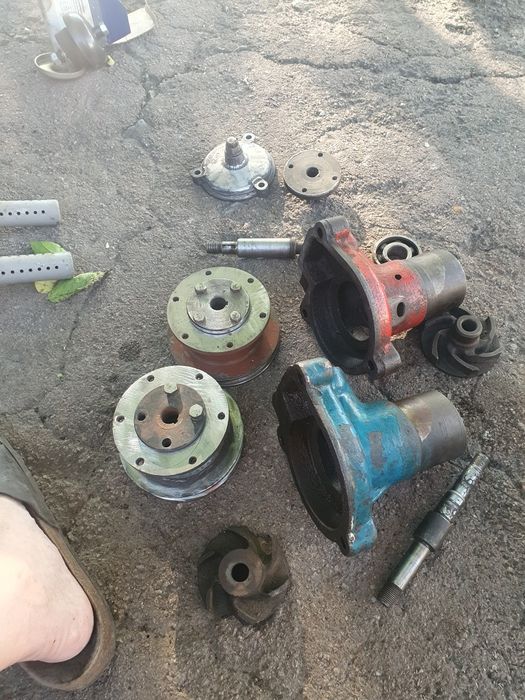 Корпуса і шківи водяного насоса для двигуна д240 д245.