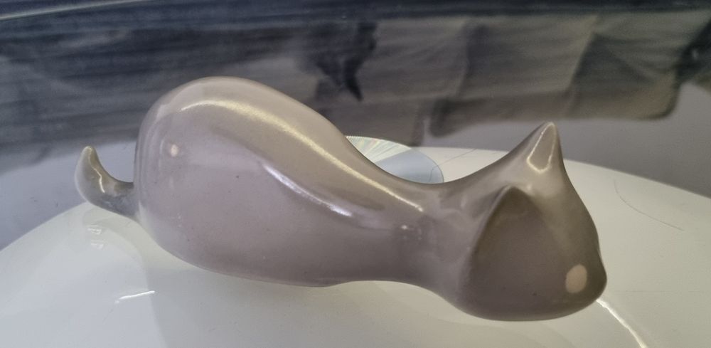 Sygnowana figurka Kot polujący Chodzież, lata 60.