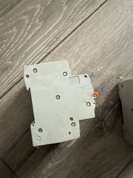 Автоматичний вимикач ( автомат)