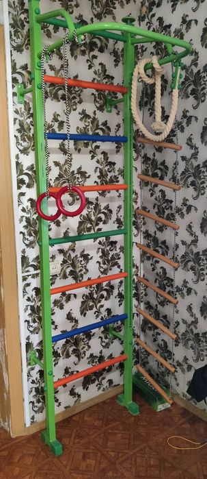 Продам спортивный уголок (детская шведская стенка)