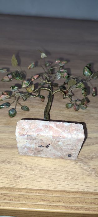 Дерево с камнями, яшма зелёная