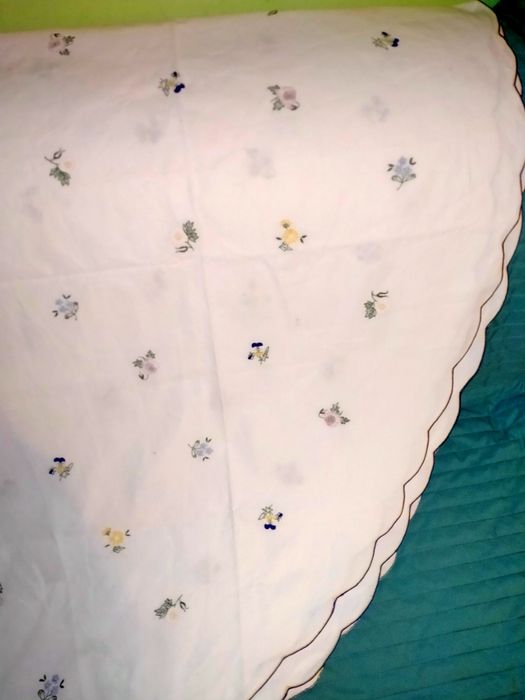 Obrus okrągły wyszywany