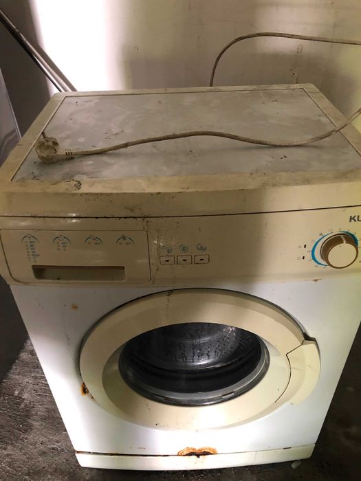 Maquina de lavar a funcionar com pequena avaria