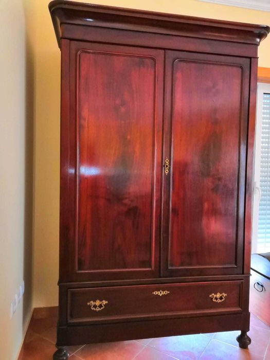 Antiguidades - Vendo Guarda-fatos Casquinha