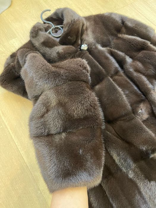 Норкова шубка шоколадного кольору