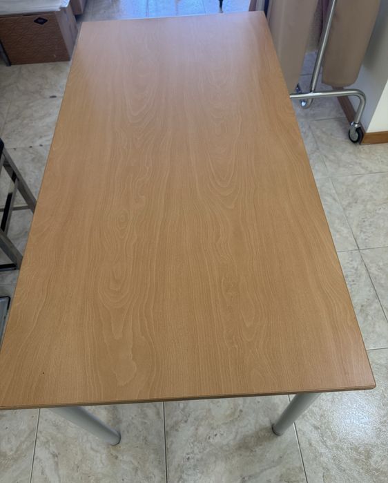 Mesa secretaria con tampo em madeira