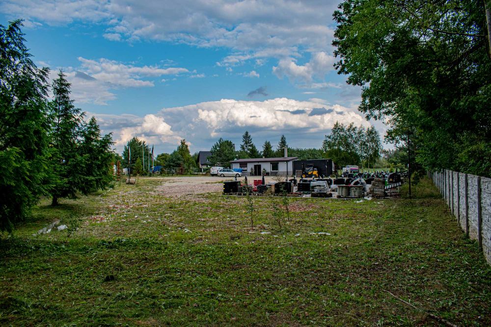Plac przy głównej trasie z biurem