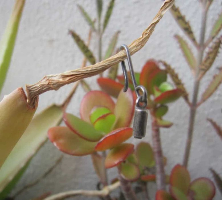 Brinco Tubo de aço prateado com final borracha preta
