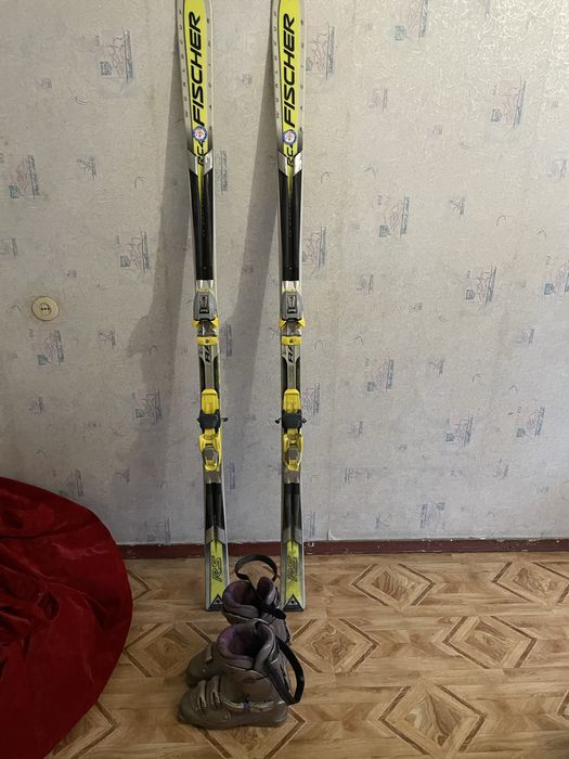 Продаю лыжи в хорошем состояние