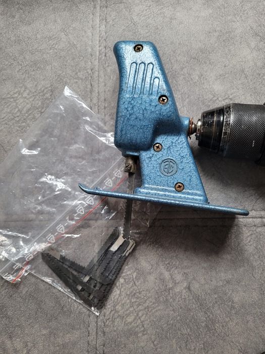 przystawka do wiertarki, która zamienia ją w wyrzynarkę