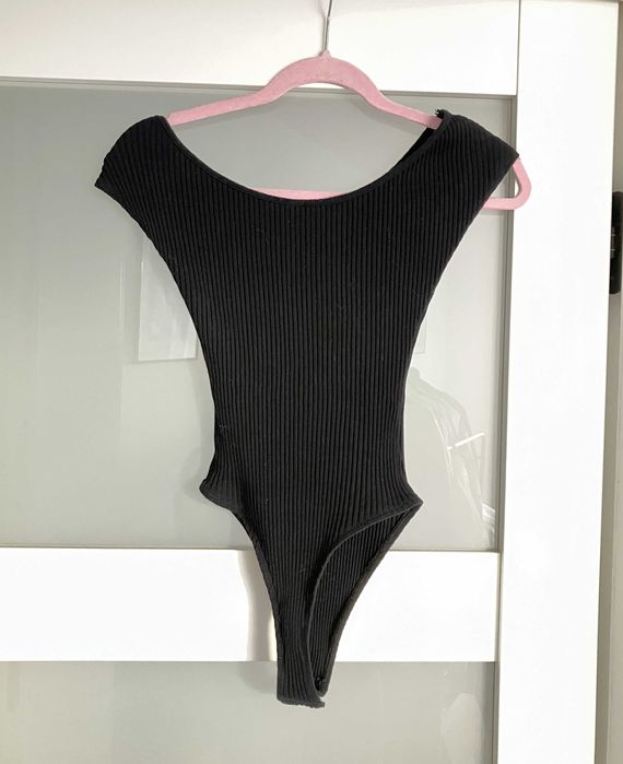 Czarne prążkowane body Zara basic S + welurowe spodnie Armani