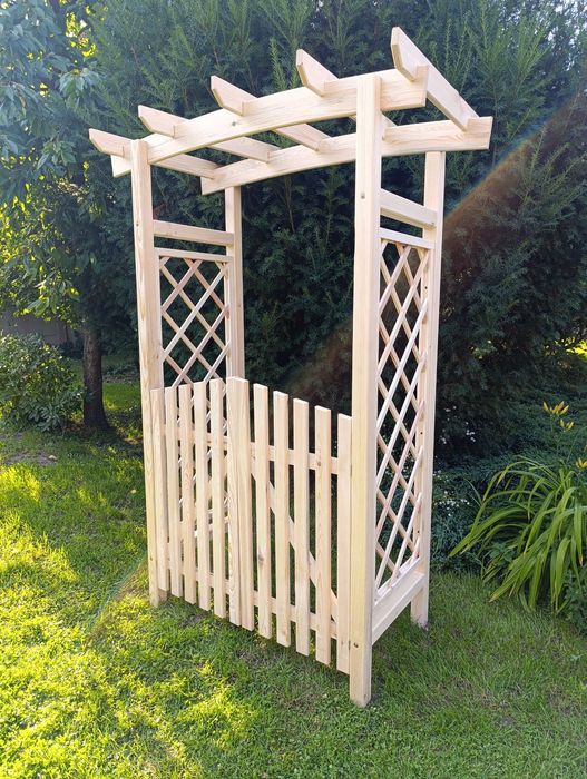 Pergola ogrodowa drewniana łukowa z furtką