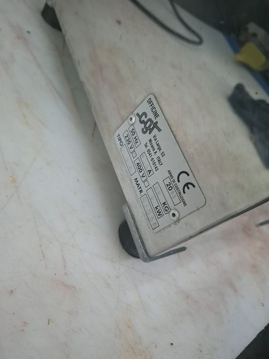 Máquina de picar industrial,  Maquina de hambúrgueres e uma mesa de talho