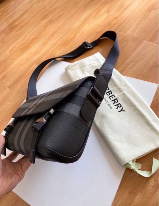 Сумка Burberry Checked logo-embossed messenger мужская чорна чоловіча