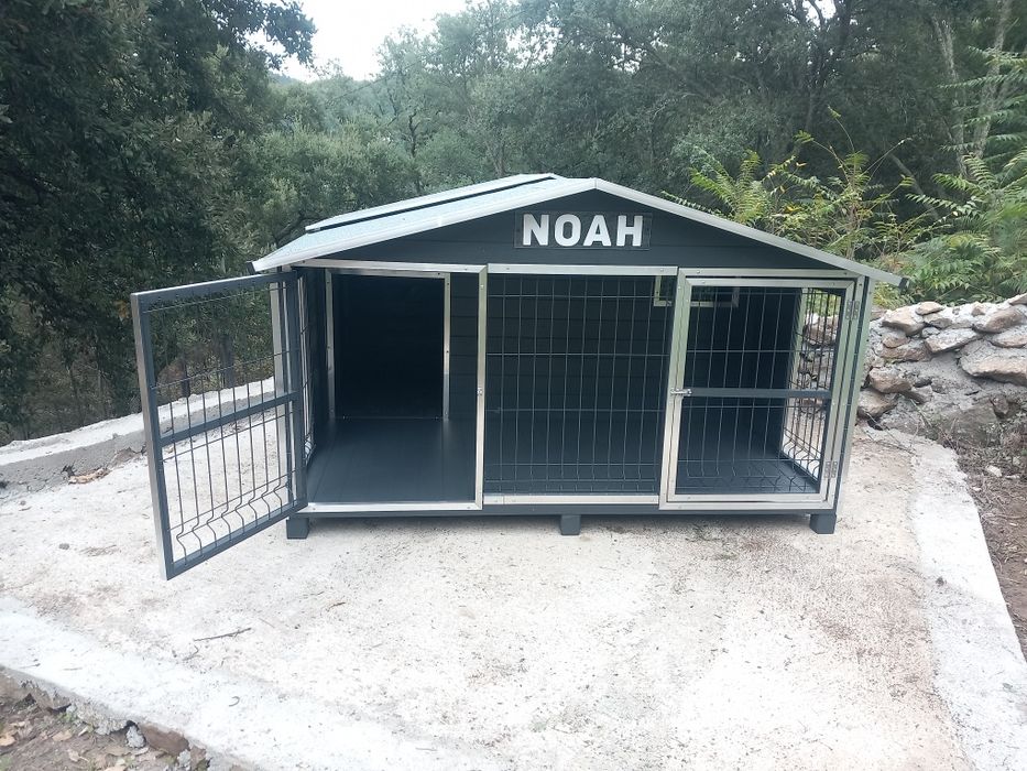 Casota em madeira com alpendre vedado