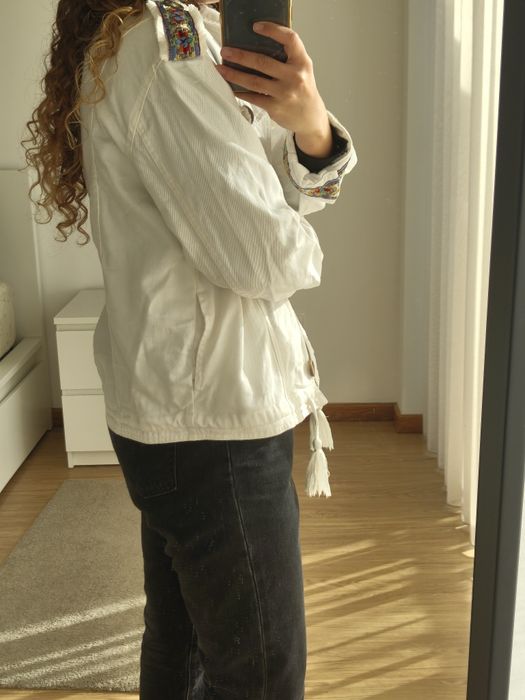 Casaco ganga branco com mangas coloridas