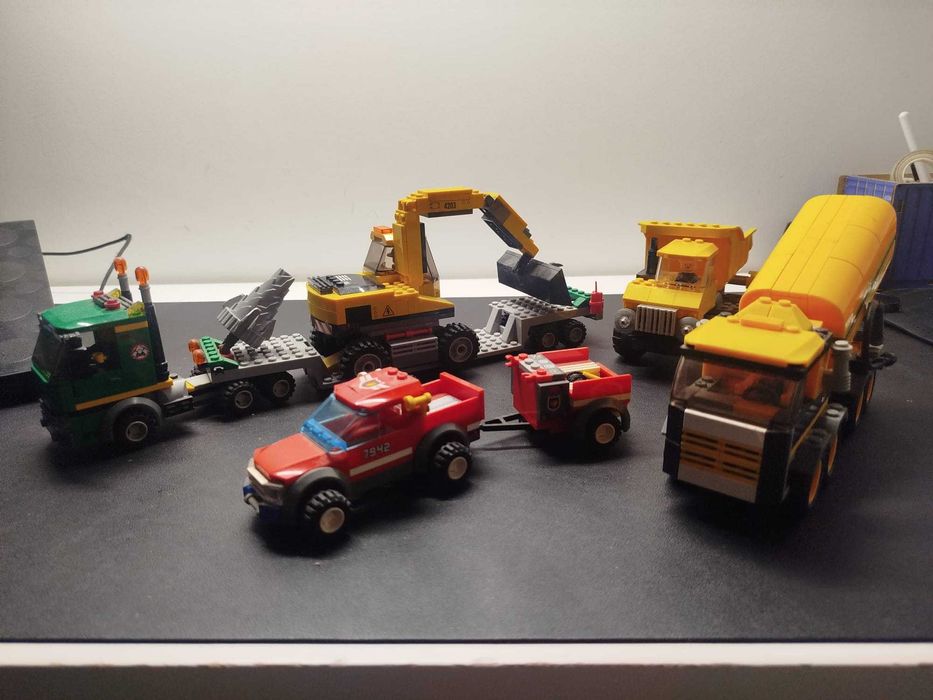 Lote LEGO City Obras e Camiões (4203, 7990, 7631, 7942)