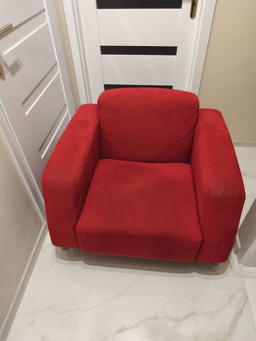 dwa czerwone fotele