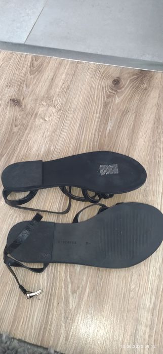 Śliczne czarne skórzane sandałki z Reserved roz 36 wkł 23,5 cm