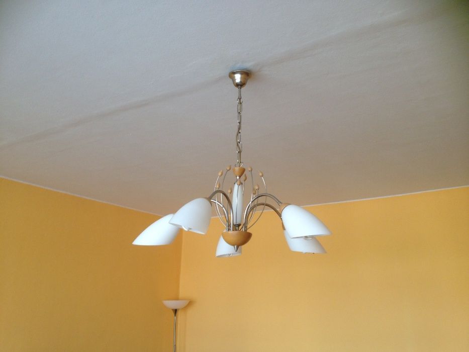 Włoska lampa salonowa z drewnianymi ozdobnikami