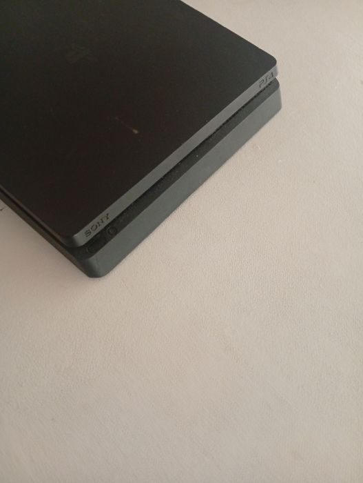 Ps4 slim em bom estado com 3 jogos