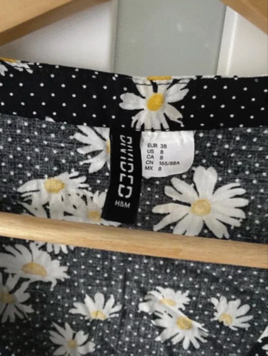 Bluzka z wiązaniem z przodu w kwiaty (rumiankiem ) czarna r . 38 hm