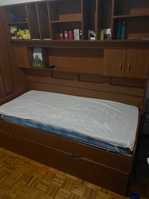 Cama individual com cama inferior + estante | 50€