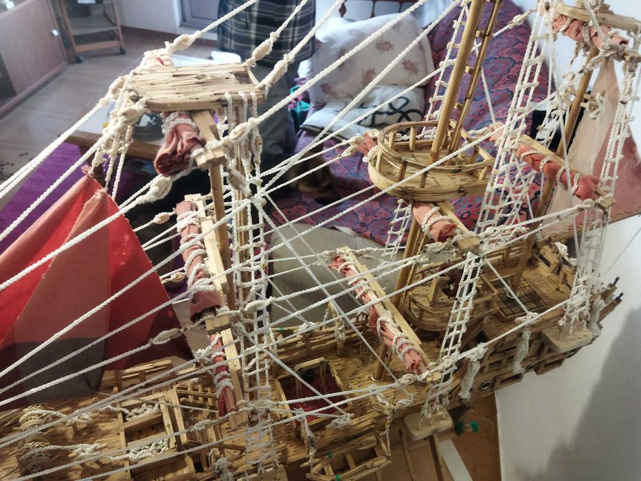 Caravela pirata feita de fósforos em Peniche