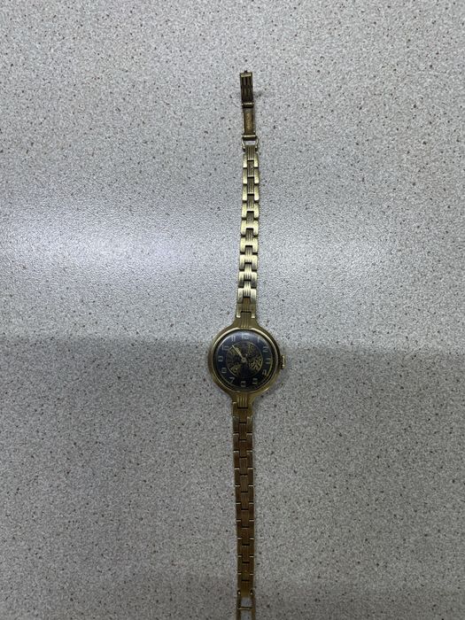 Позолочений жіночий годинник.