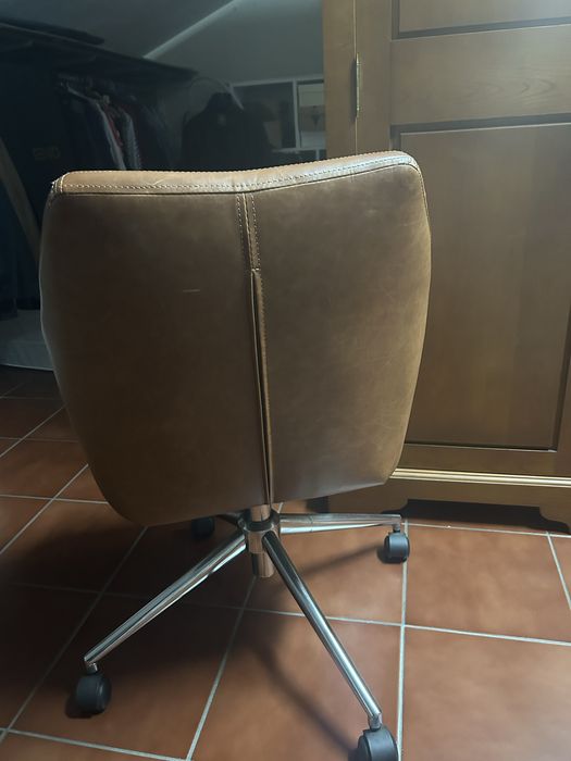 Cadeira de secretária castanha