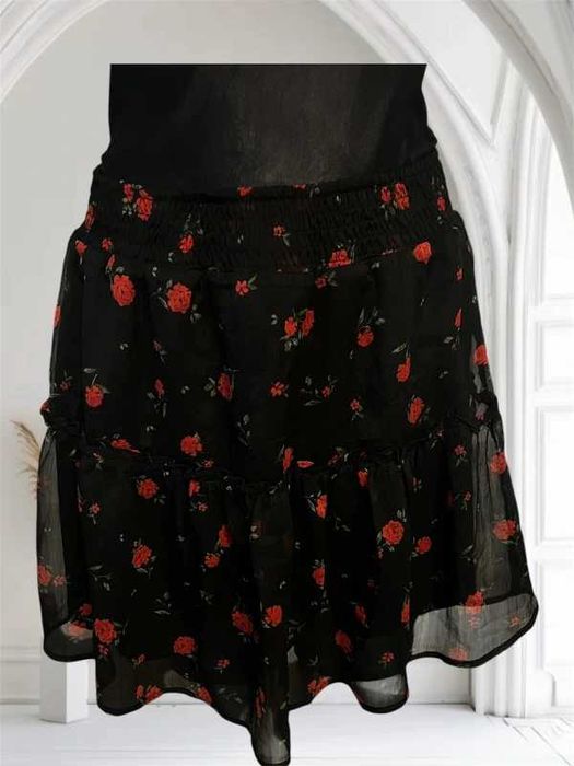 Zwiewna czarna spódniczka mini z falbanką