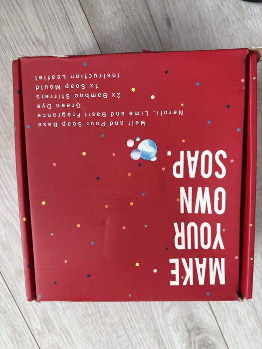 zestaw do własnoręcznego tworzenia mydła firmy Marks & Spencer.