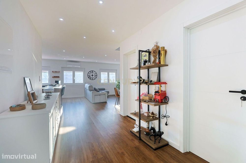 Apartamento T3 Duplex Remodelado no Centro de Corroios