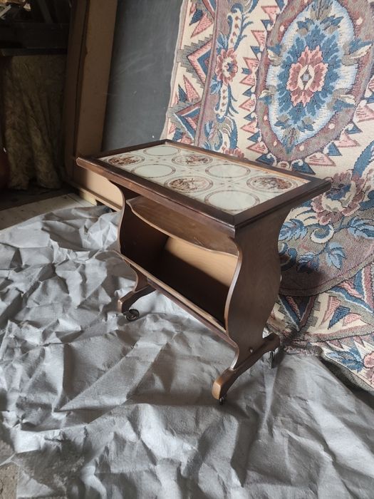 Elegancki stolik z półką na np. gazety lub kapcie