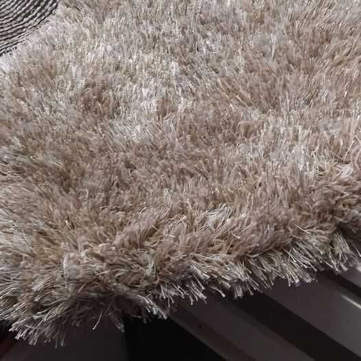 Carpete de pelo bege