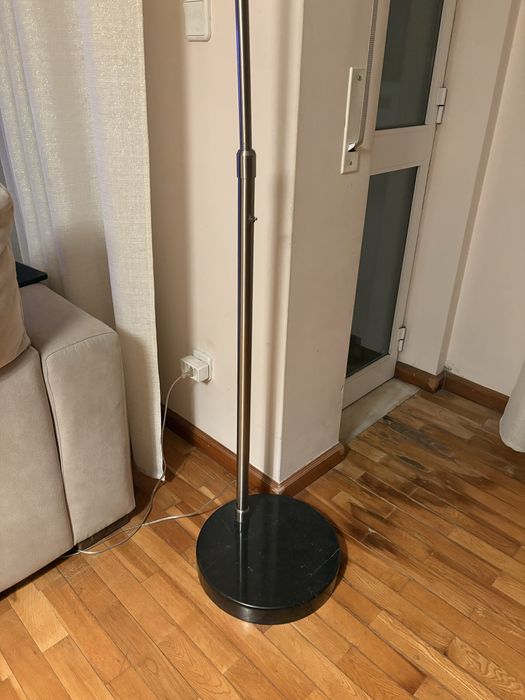 Candeeiro de pe com base preta em granito