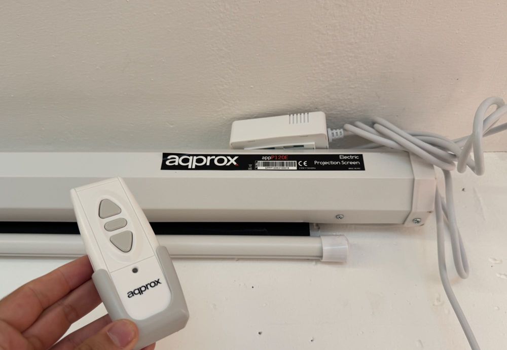 Projetor + tela de projeção motorizada + fixação de projetor