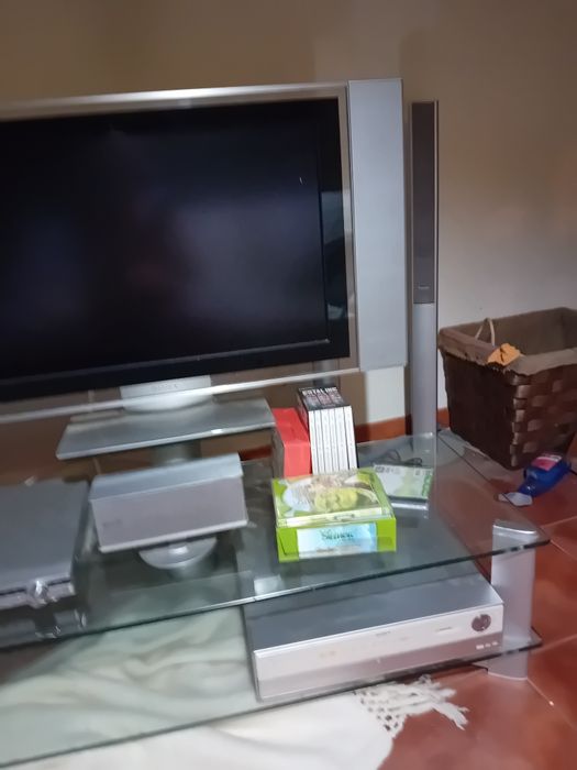 Conjunto de TV, video reprodutor, 4 colunas de som , mesa propria