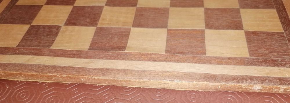 Jogo de Damas e Xadrez, em madeira, completo