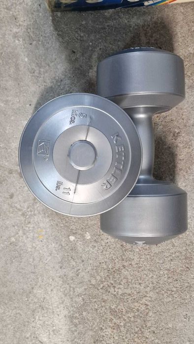 Par de halteres 5kg (cada) Kettler — com caixa, bom estado