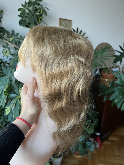 Peruka wlosy naturalne blond krecona z grzywka