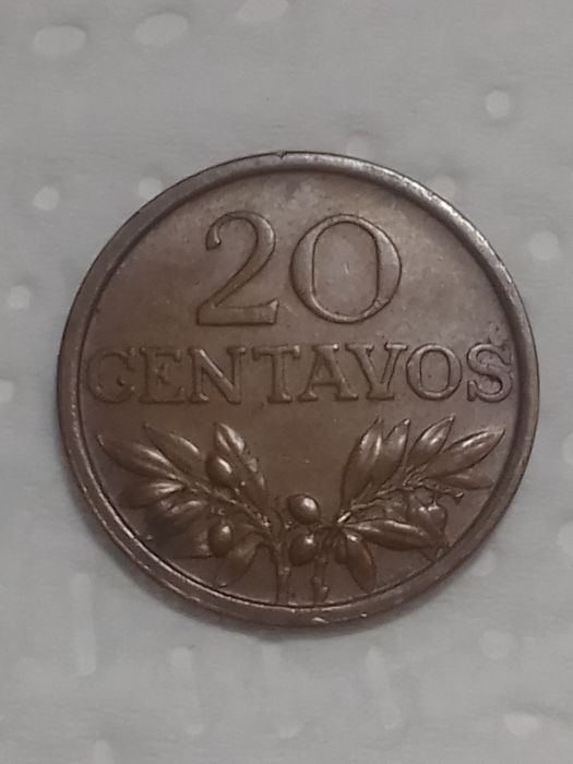 Lote de ( 30 ) moedas Portuguesas 20 centavos  1970/71/72/73/74